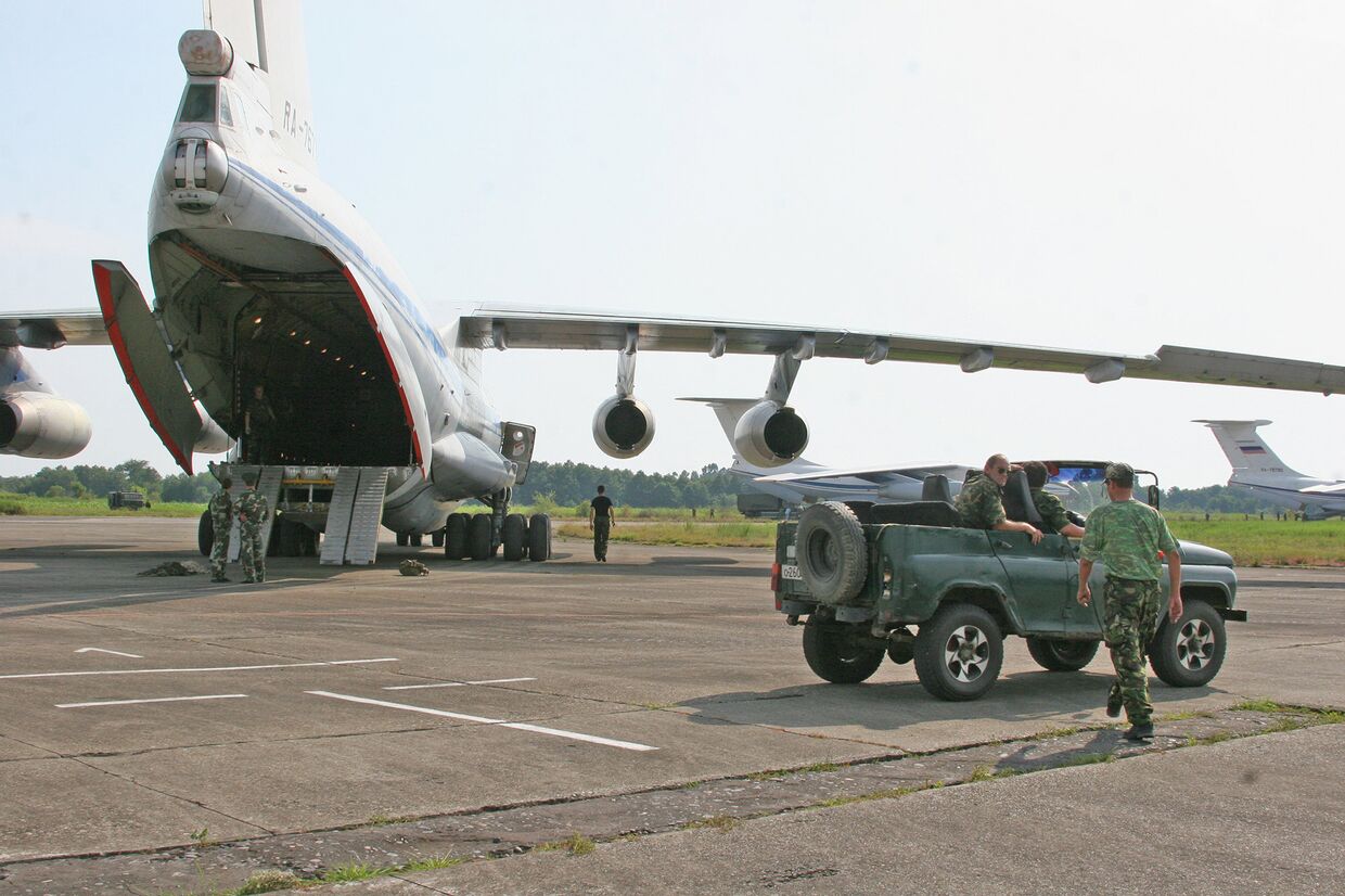 Самолет с российским военнослужащими и техникой разгружаются в аэропорту Сухуми, Абхазия