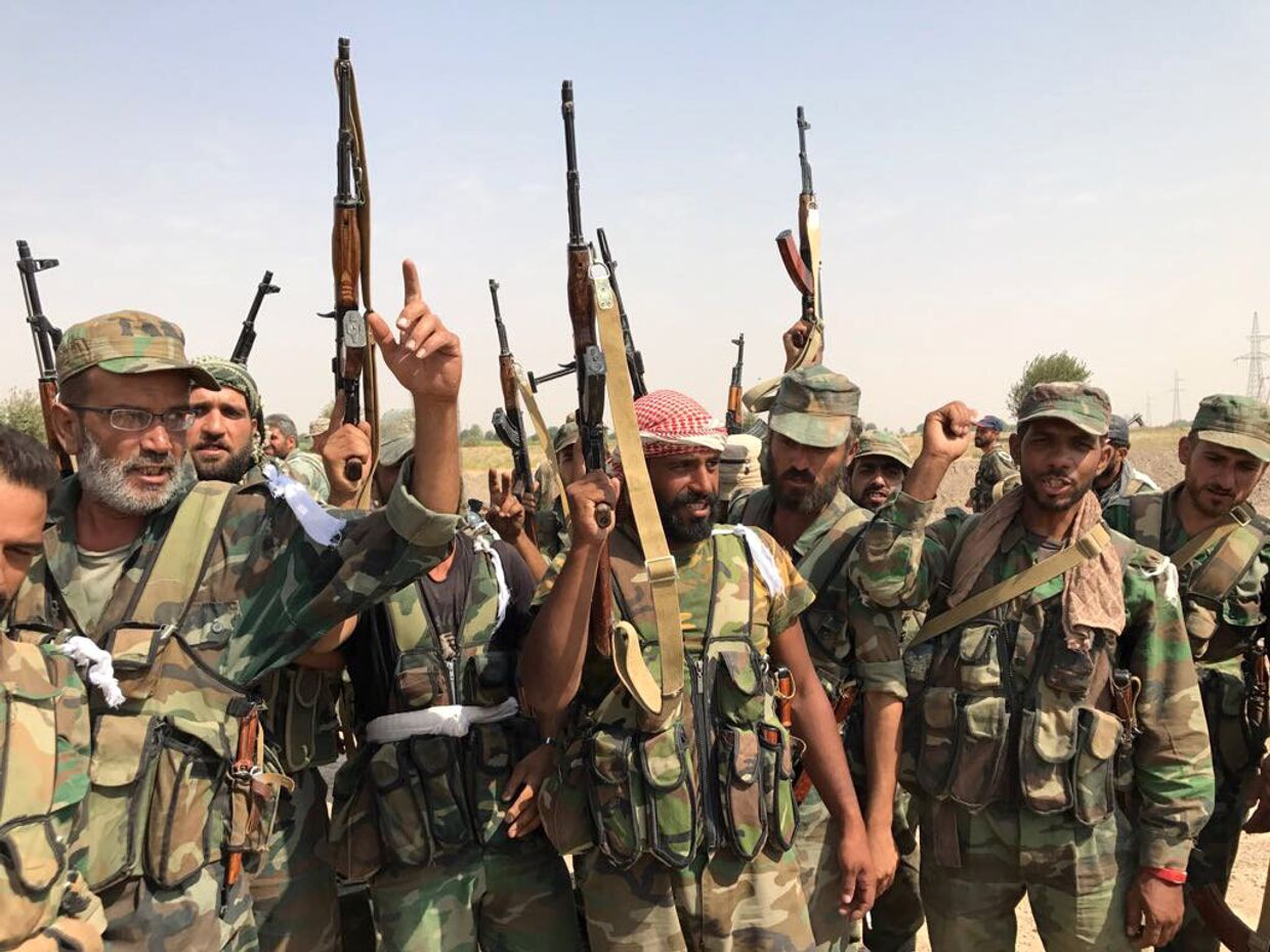 Бойцы сирийской армии перед форсированием реки Ефрат в районе города Дейр-эз-Зор. 18 сентября 2017