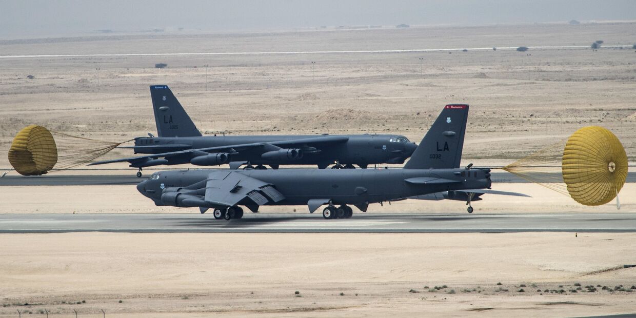 Американский стратегический бомбардировщик B-52 Стратофортресс на авиабазе Аль-Удейд в Катаре Американский стратегический бомбардировщик B-52 Стратофортресс на авиабазе Аль-Удейд в Катаре