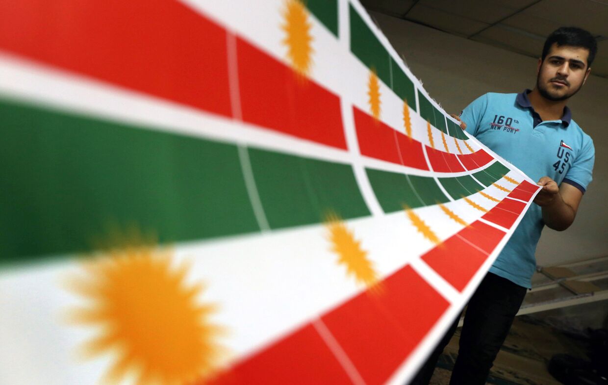 Изготовление флага Курдистана в Эрбиле, столице автономного курдского региона в Ираке