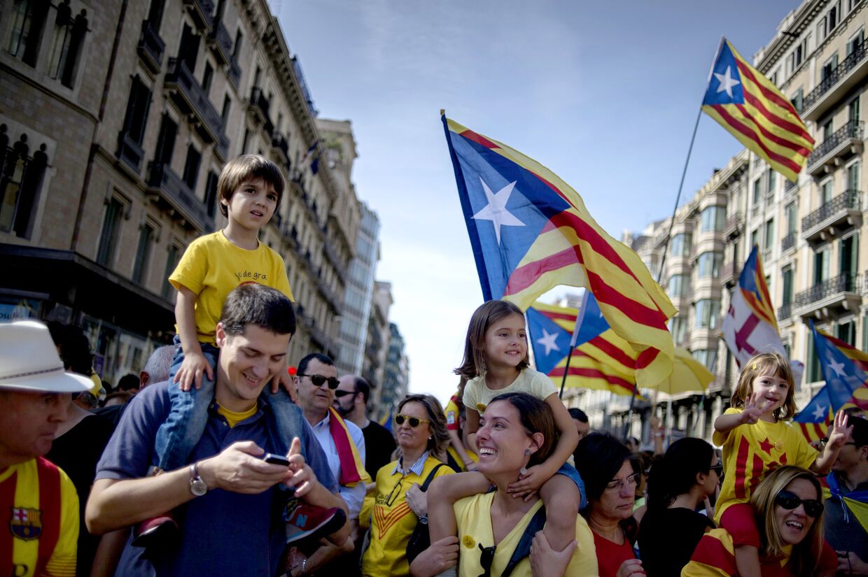 Участники митинга в поддержку референдума о независимости Каталонии в Барселоне