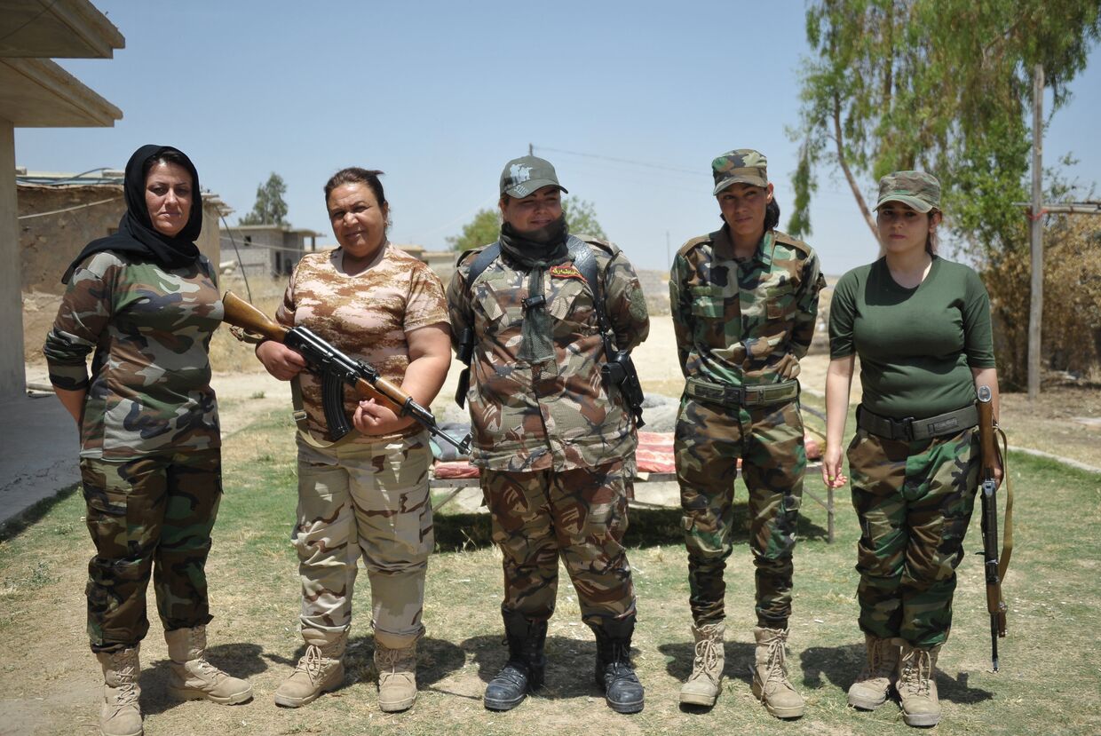 Курдские женщины-волонтеры из отряда Хези-Агри (Сила огня), воюющие против ИГ
