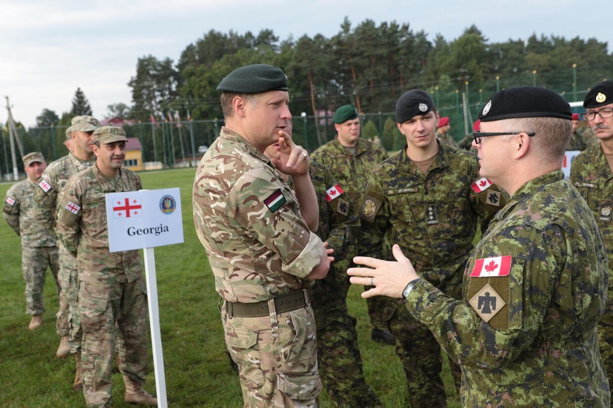 Военнослужащие армий Грузии, Венгрии и Канады на церемонии открытия военных учений Rapid Trident-2017 на Яворовском полигоне в Львовской области. 11 сентября 2017
