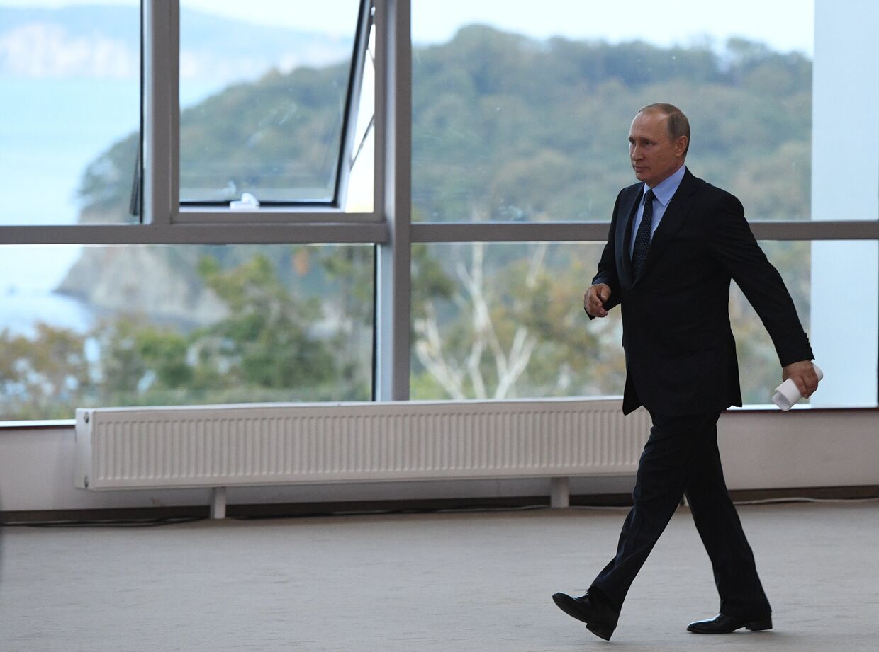 Президент РФ Владимир Путин перед началом заседания президиума Государственного совета на острове Русский. 6 сентября 2017