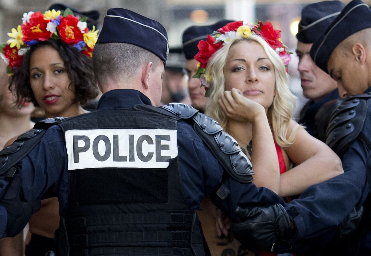 Лидер движения Femen Инна Шевченко во время акции в Париже