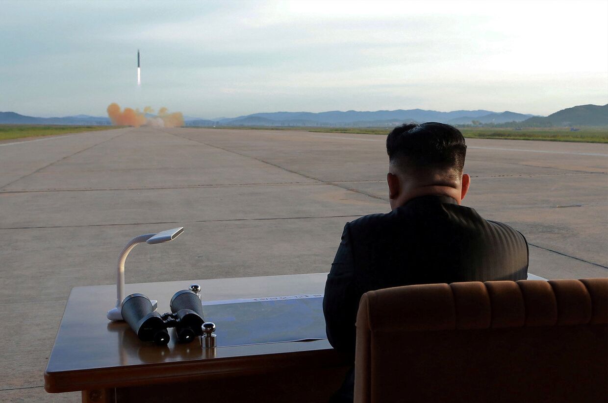 Лидер КНДР Ким Чен Ун наблюдает за запуском ракеты Хвасон-12. 16 сентября 2017