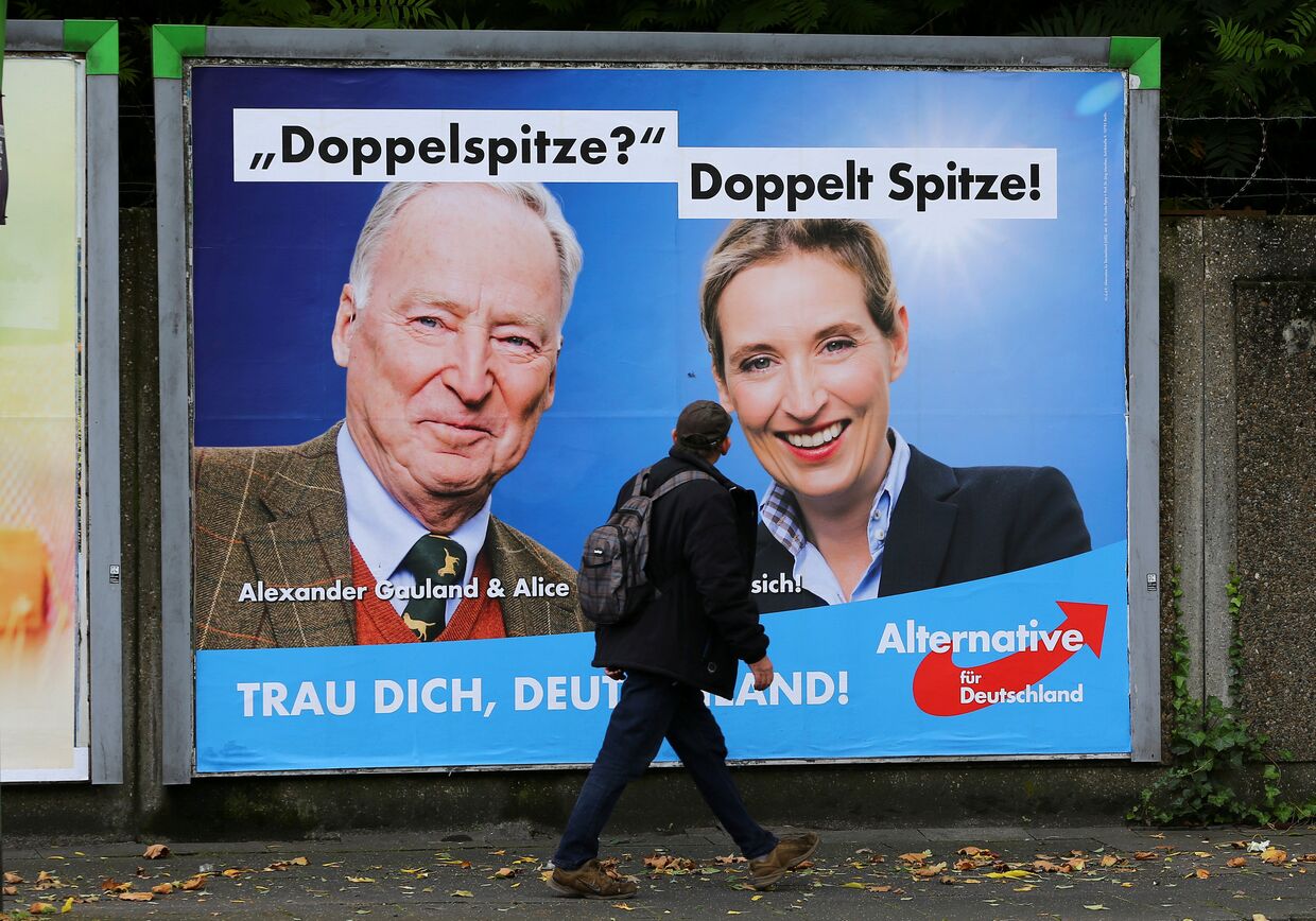 Предвыборный плакат партии АдГ с фотографиями Александера Гауланда и Алисы Вайдел