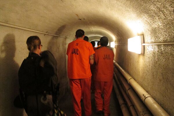 Заключенных отправляют в окружную тюрьму Индианаполиса Заключенных отправляют в окружную тюрьму Индианаполиса