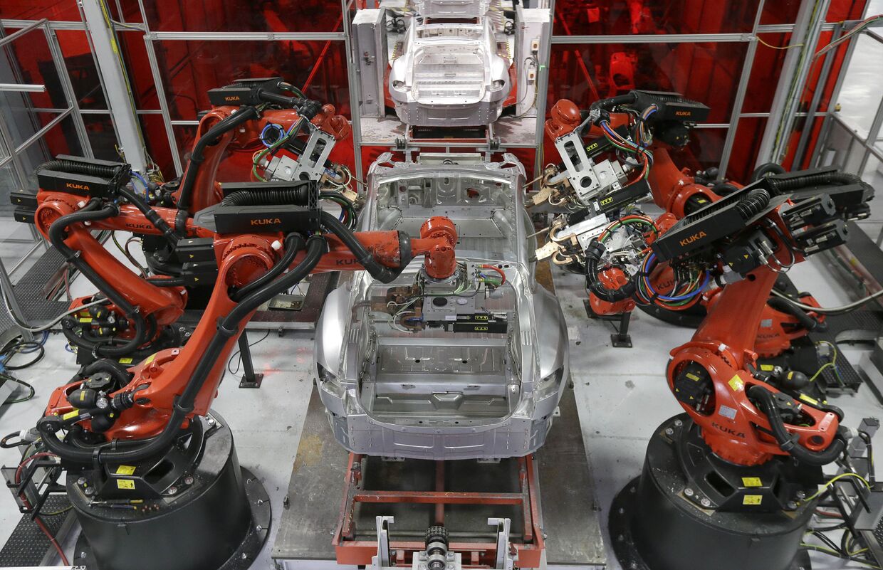 Сборка автомобилей Tesla роботами на заводе в Фремонте, Калифорния