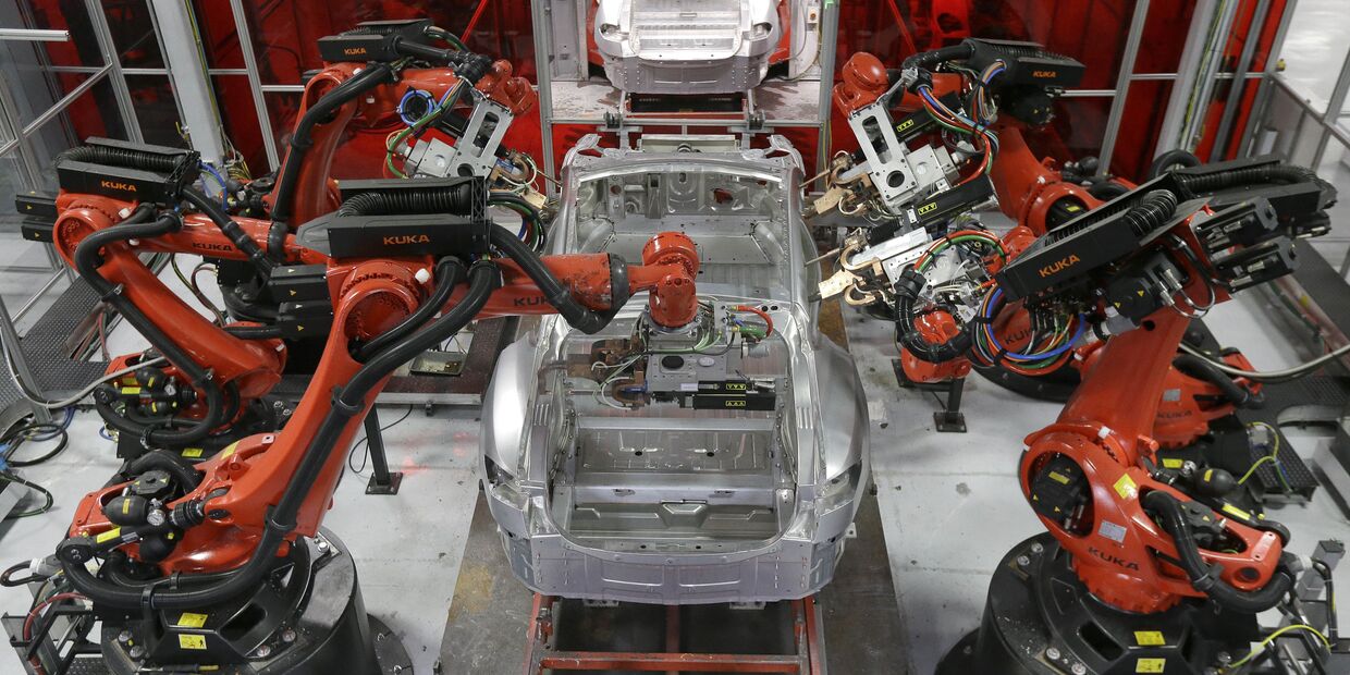 Сборка автомобилей Tesla роботами на заводе в Фремонте, Калифорния