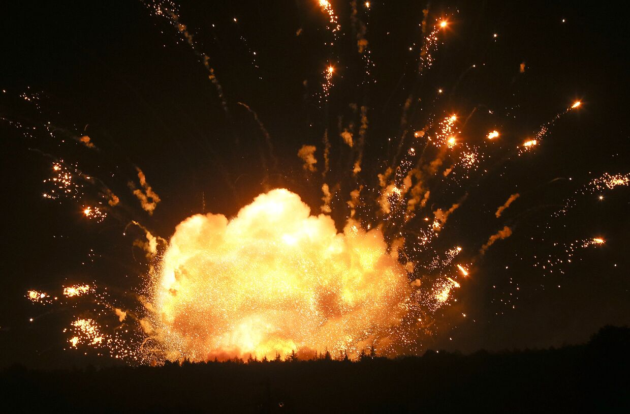 Взрыв на складах боеприпасов на военной базе в Калиновке