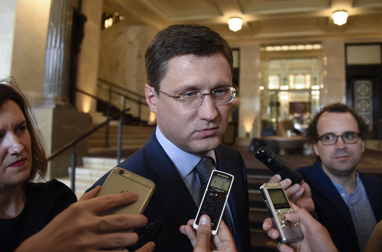 Министр энергетики РФ Александр Новак общается с журналистами