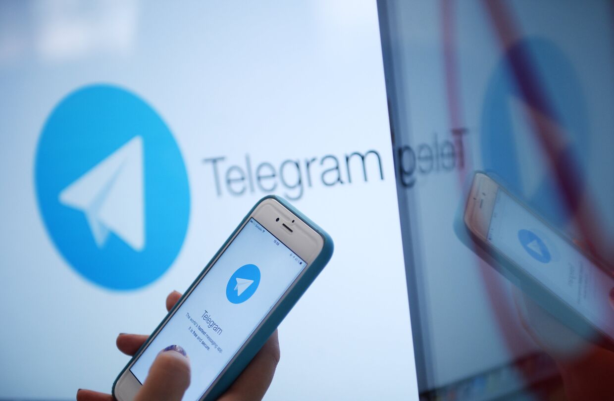 Мессенджер Telegram на экране телефона