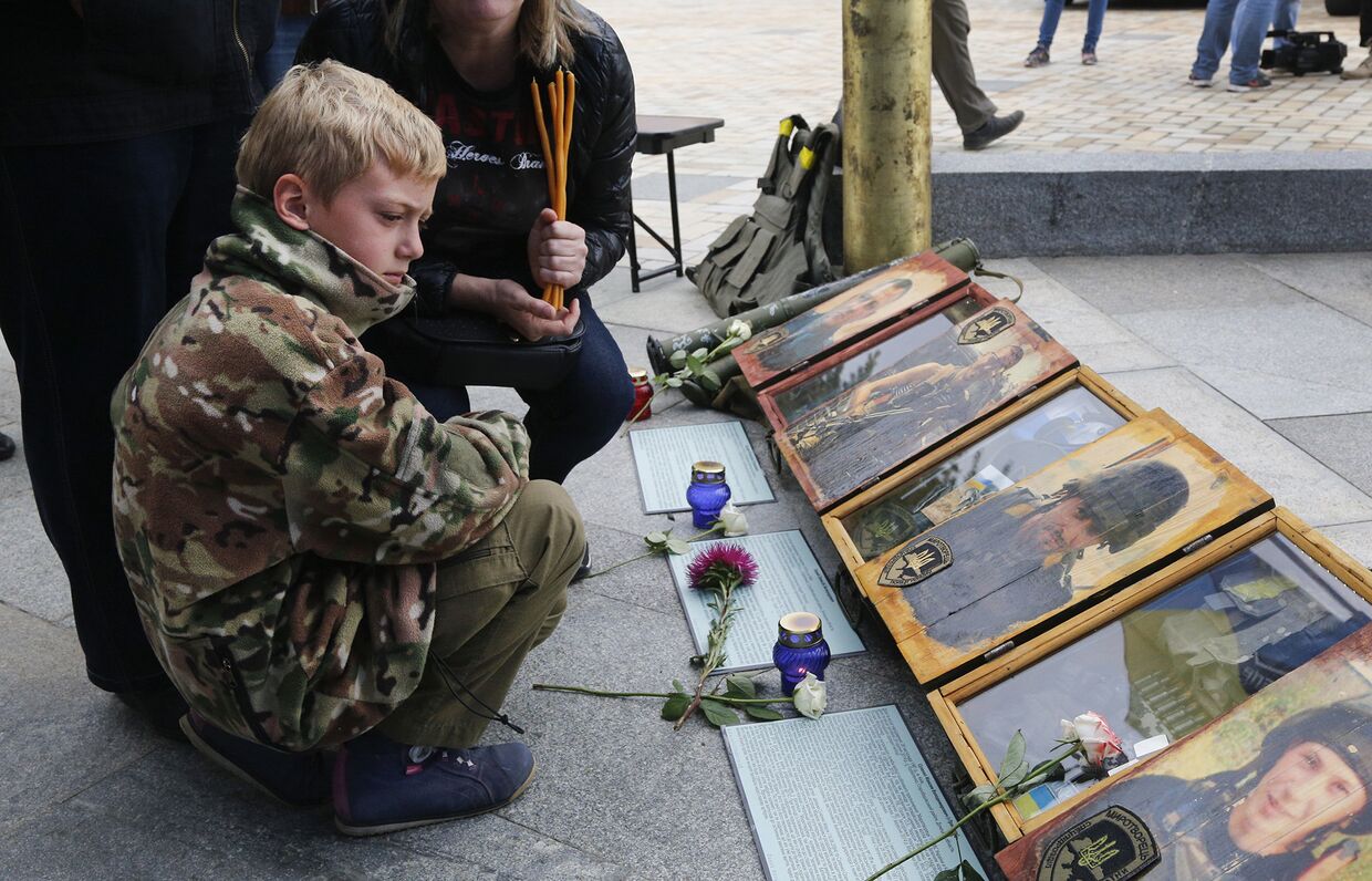 Фотографии погибших добровольцев украинской армии в Киеве