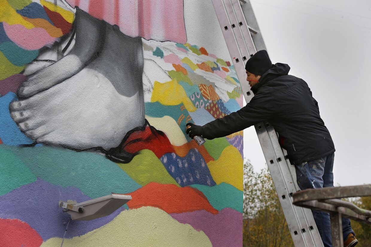 Бразильский художник Рожерио Фернандес рисует граффити в Минске