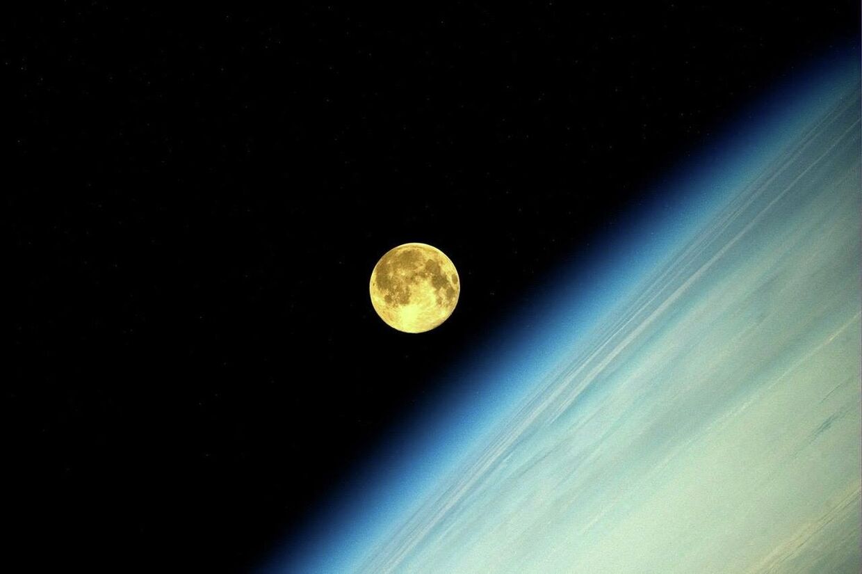 Фотография Луны во время суперлуния, сделанная космонавтом Олегом Артемьевым с МКС