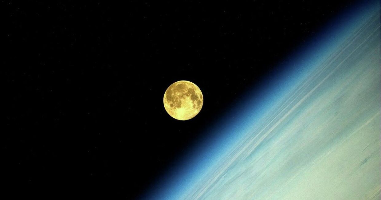 Фотография Луны во время суперлуния, сделанная космонавтом Олегом Артемьевым с МКС