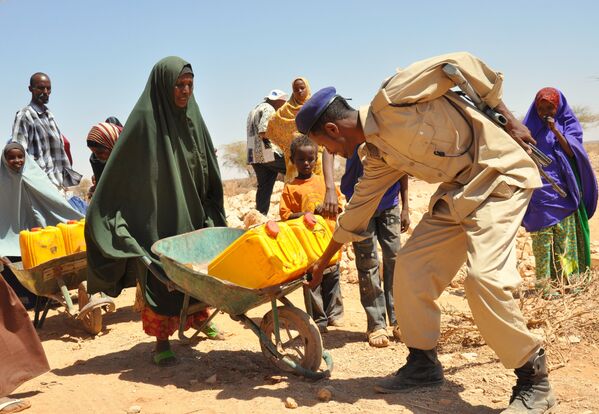 Полицейский помогает женщине в Сомалиленде