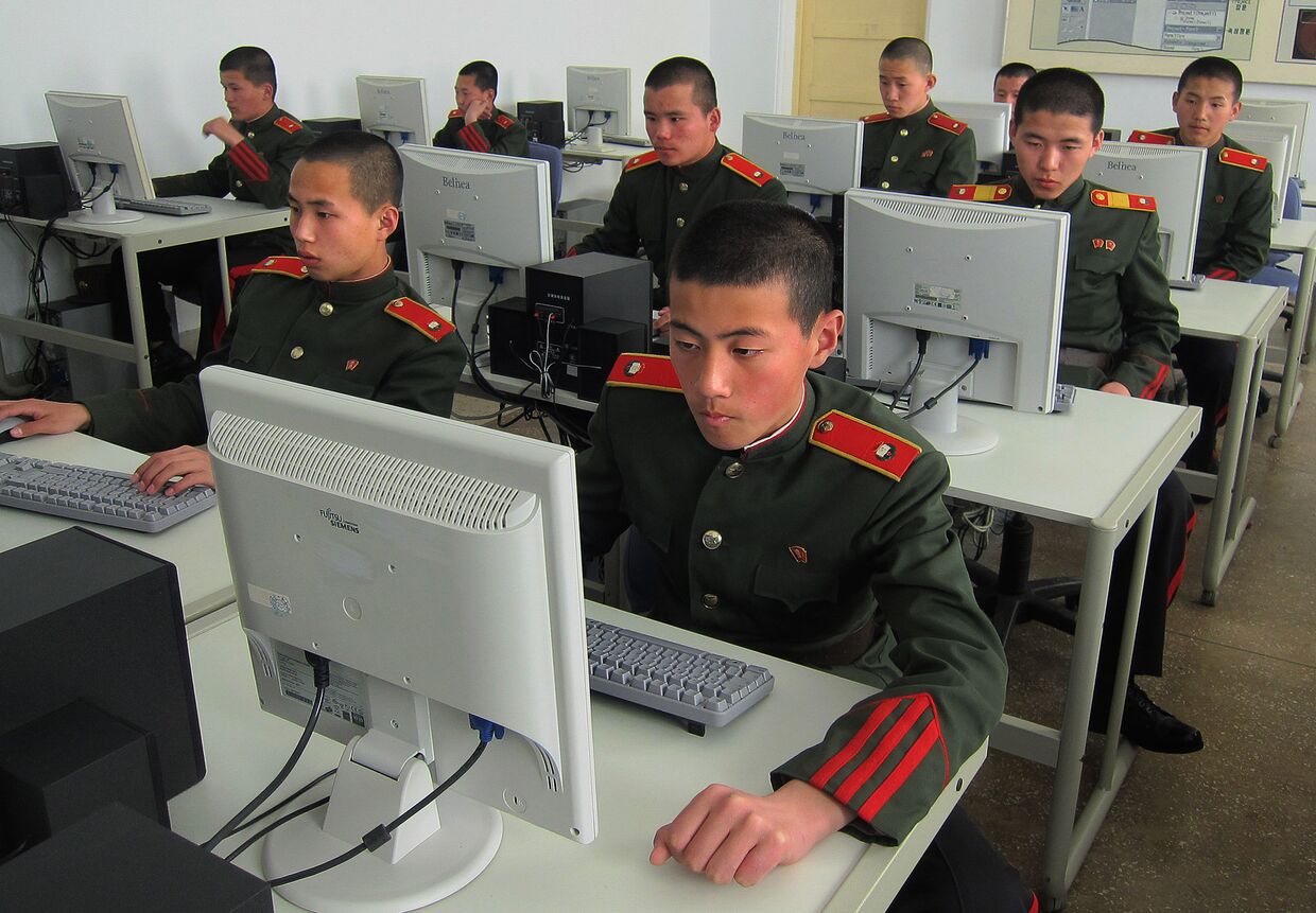 Студенты Революционной школы Мангендэ в Пхеньяне