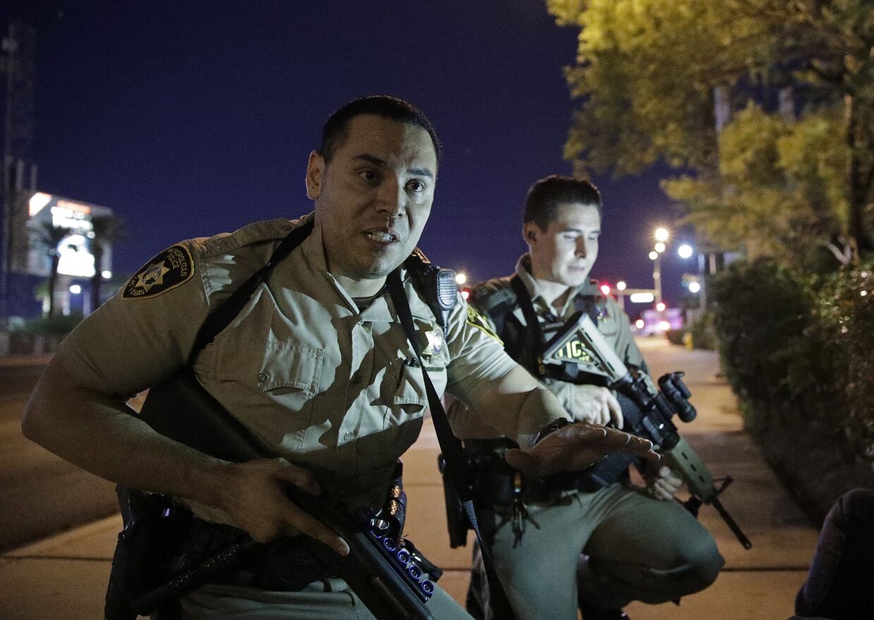 Сотрудники полиции возле курорта Мандалай-Бей в Лас-Вегасе