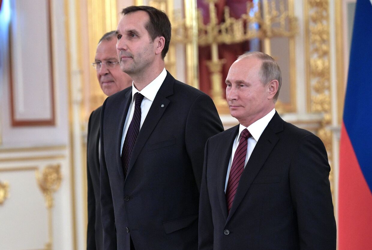 Президент РФ Владимир Путин и чрезвычайный и полномочный посол Латвийской Республики Марис Риекстиньш