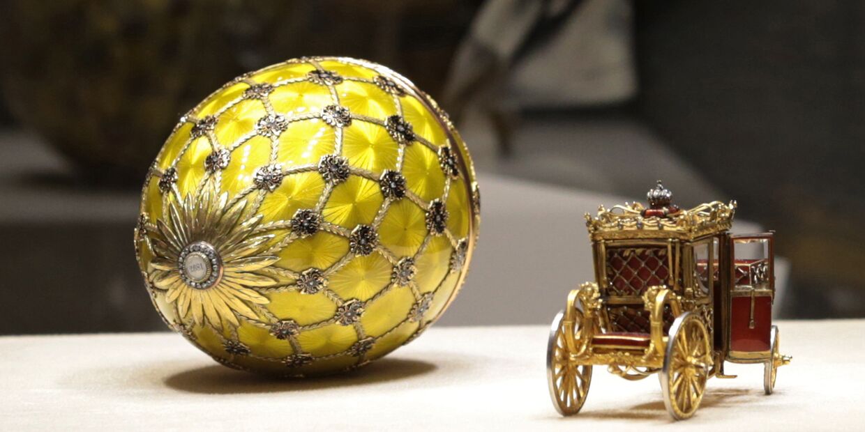 Золотое яйцо Фаберже с каретой - один из экспонатов музея Фаберже в Шуваловском дворце Санкт-Петербурга