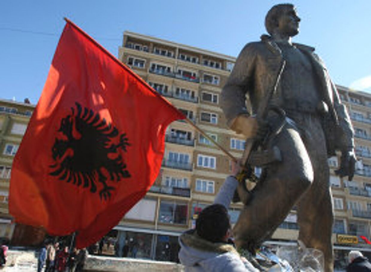 Приштина. Албанский флаг