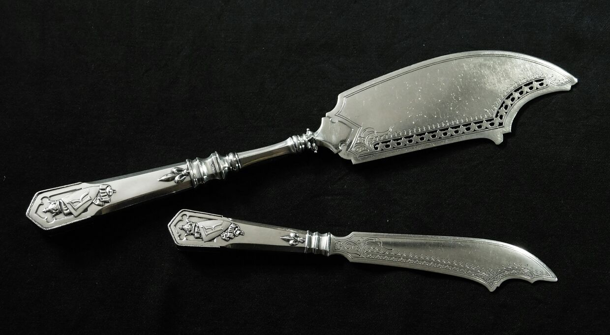 Два ножа из серебряного обеденного сервиза работы Фаберже
