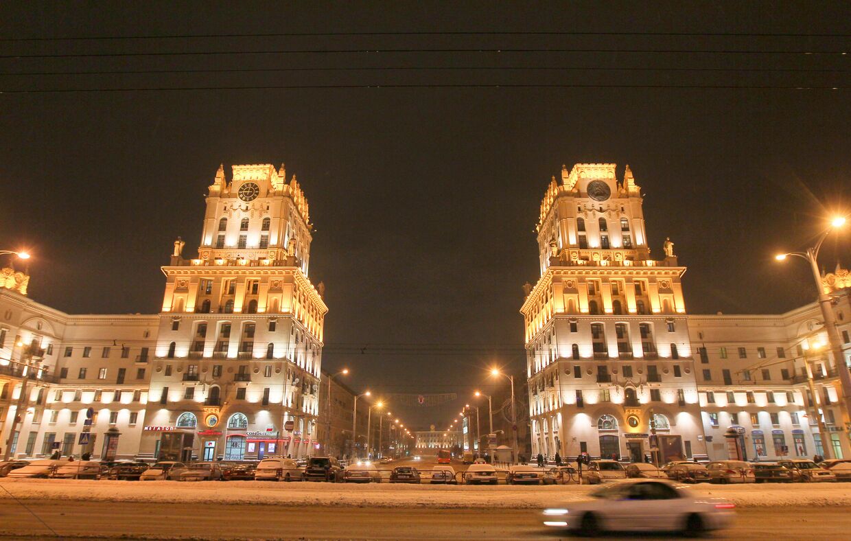 Ночной вид привокзальной площади центрального железнодорожного вокзала Минска