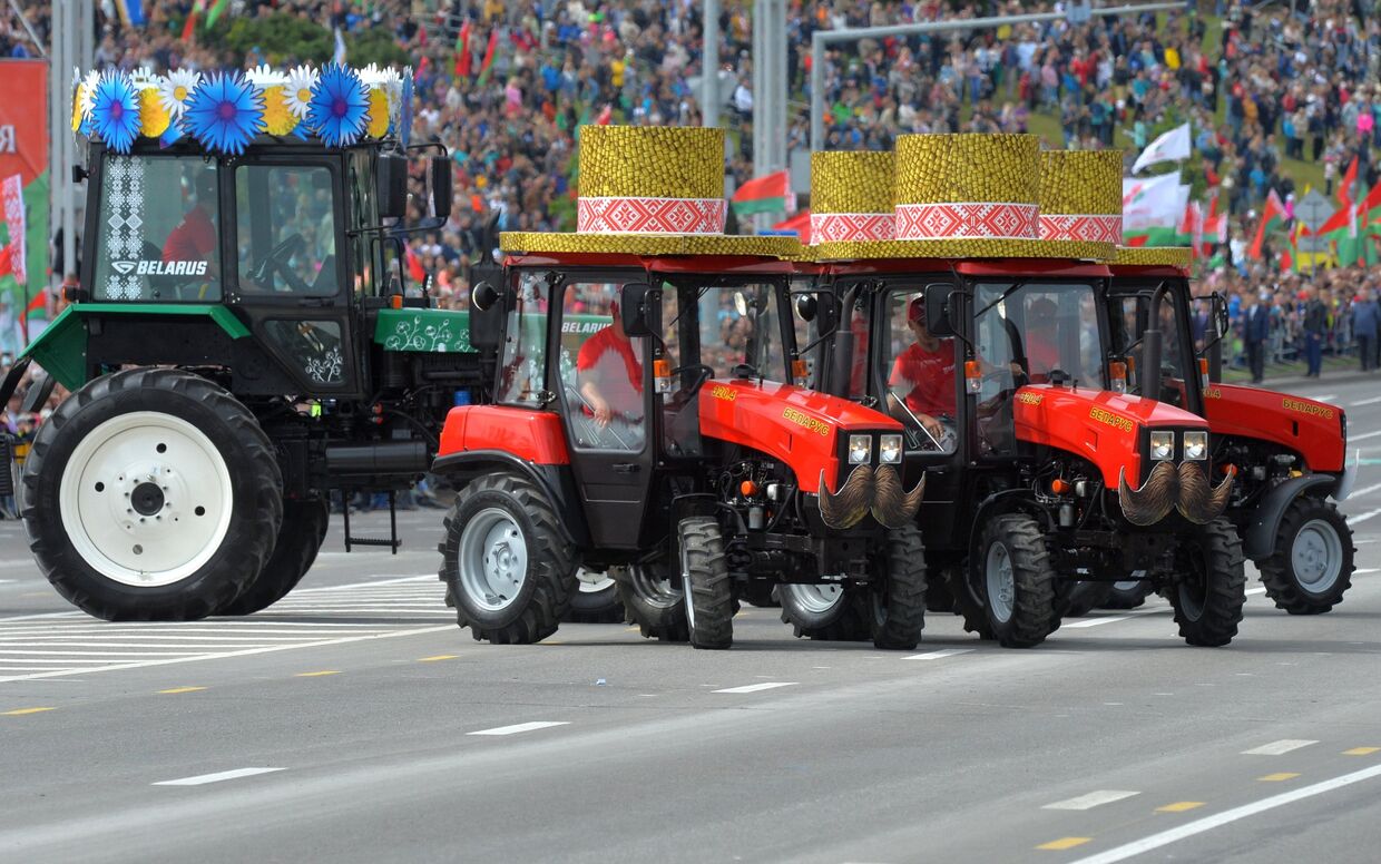 Гражданская техника производства Белоруссии во время парада в Минске, посвященного празднованию Дня Независимости Белоруссии