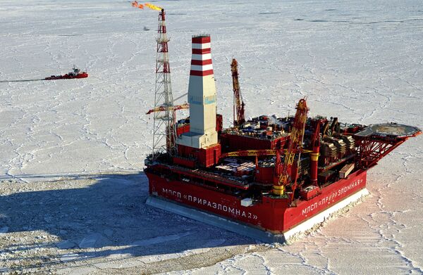Вид с воздуха на морскую нефтедобывающую платформу Приразломная Вид с воздуха на морскую нефтедобывающую платформу Приразломная