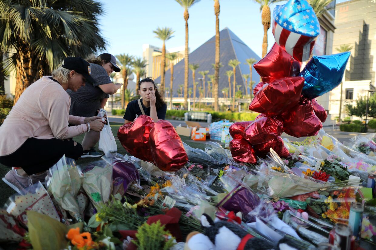 Цветы в память о жертвах расстрела людей у отеля-казино Mandalay Bay в Лас-Вегасе