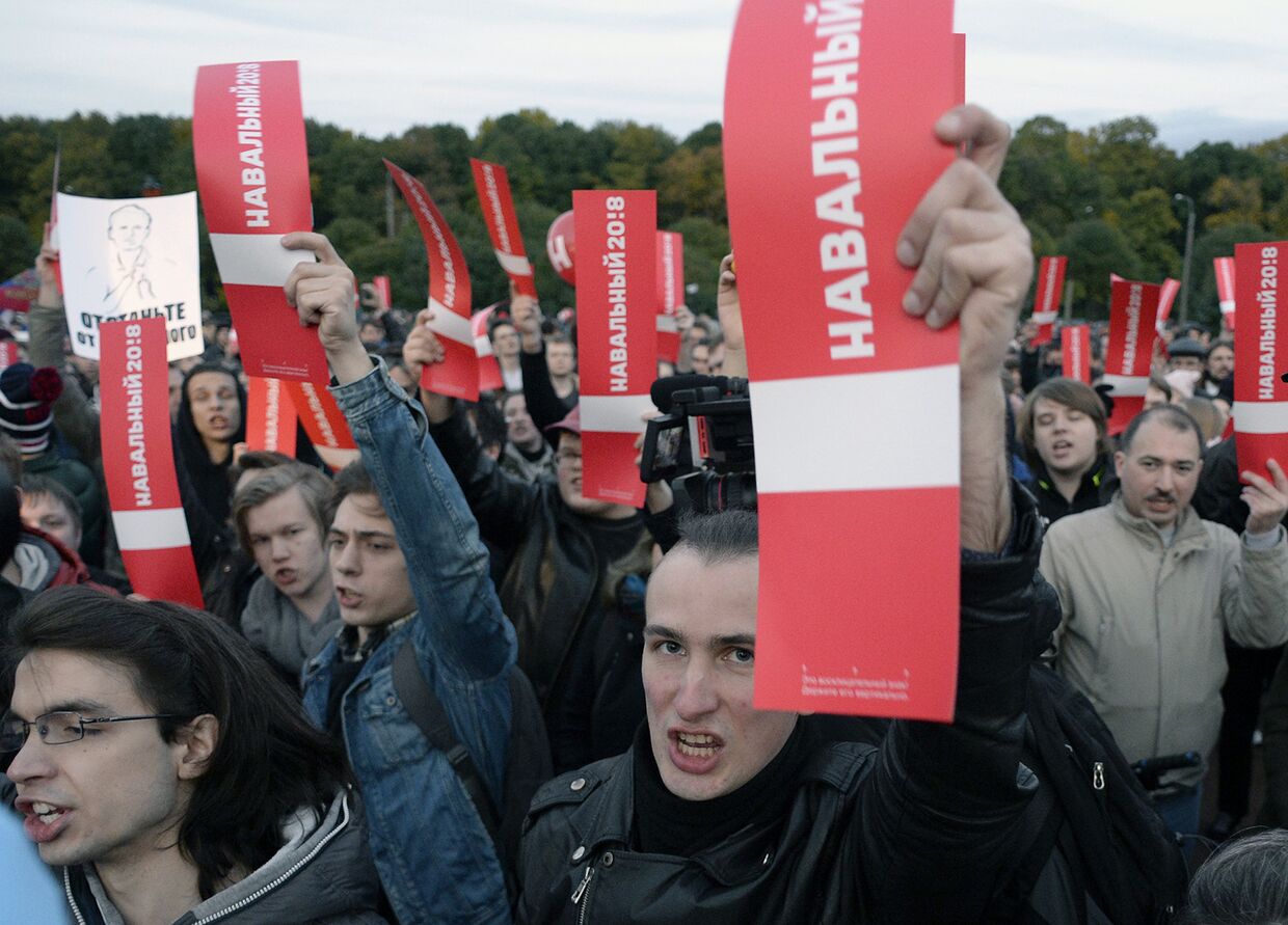Сторонники оппозиционера Алексея Навального на несанкционированном митинге в Санкт-Петербурге