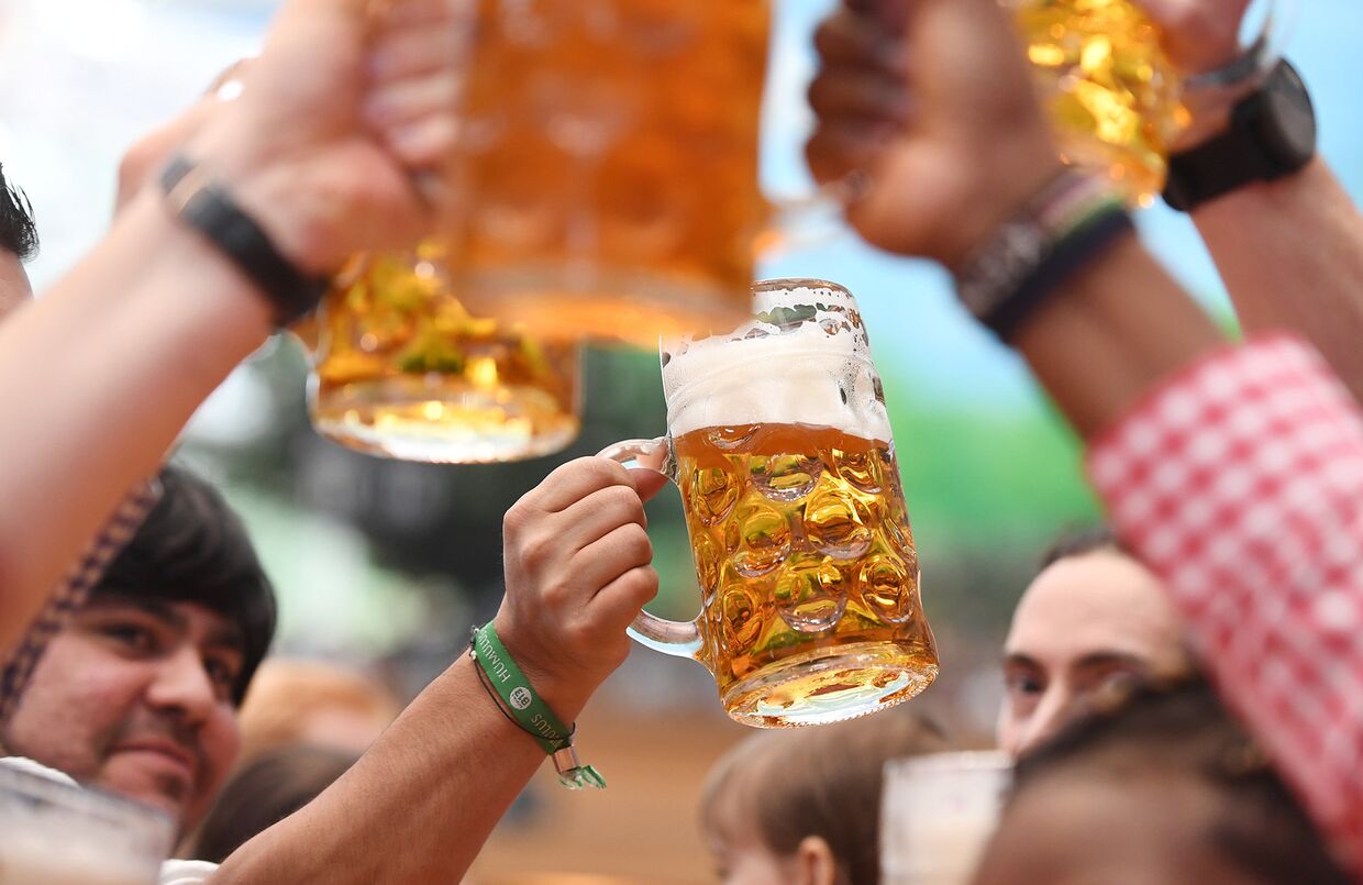 Посетители на традиционном пивном празднике «Октоберфест» в Мюнхене