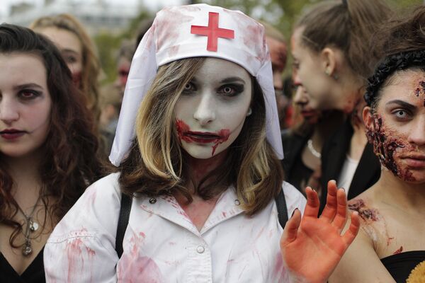 Участница зомби-моба в Париже, 7 октября 2017