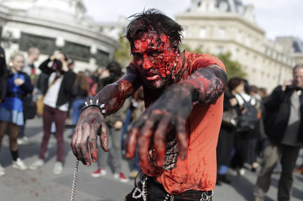 Участник зомби-моба в Париже