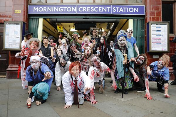 Толпа зомби выходит из лондонского метро