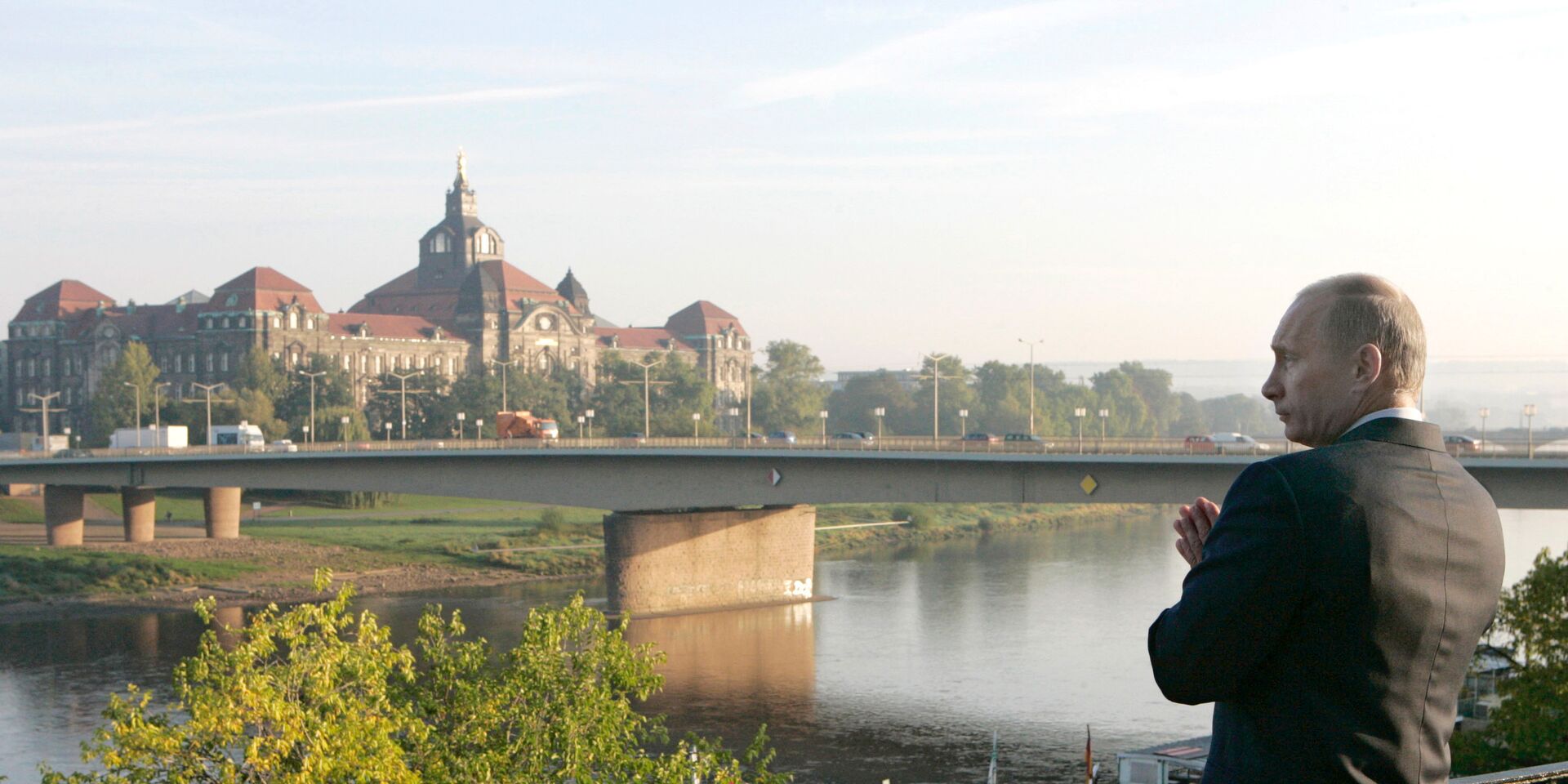 Президент России Владимир Путин во время утренней прогулки по набережной реки Эльба в Дрездене - ИноСМИ, 1920, 16.04.2022