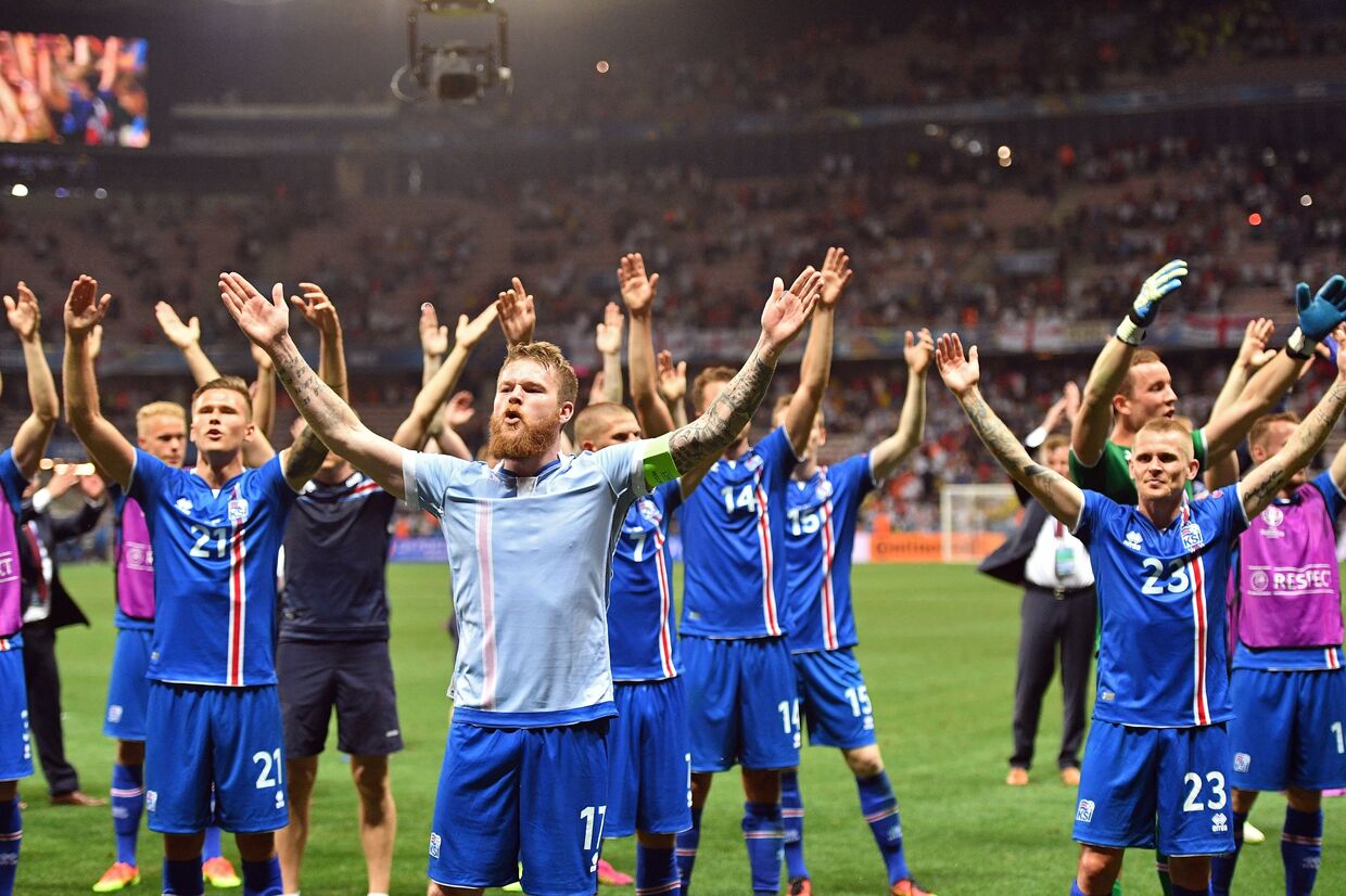 Игроки сборной Исландии радуются победе в матче 1/8 финала чемпионата Европы по футболу - 2016 между сборными командами Англии и Исландии