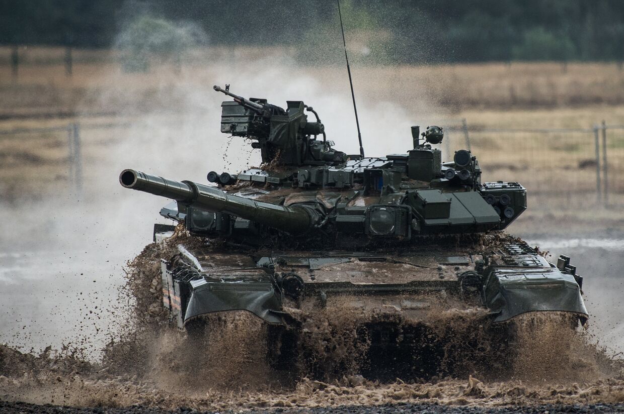 Танк Т-90 участвует в специализированном показе