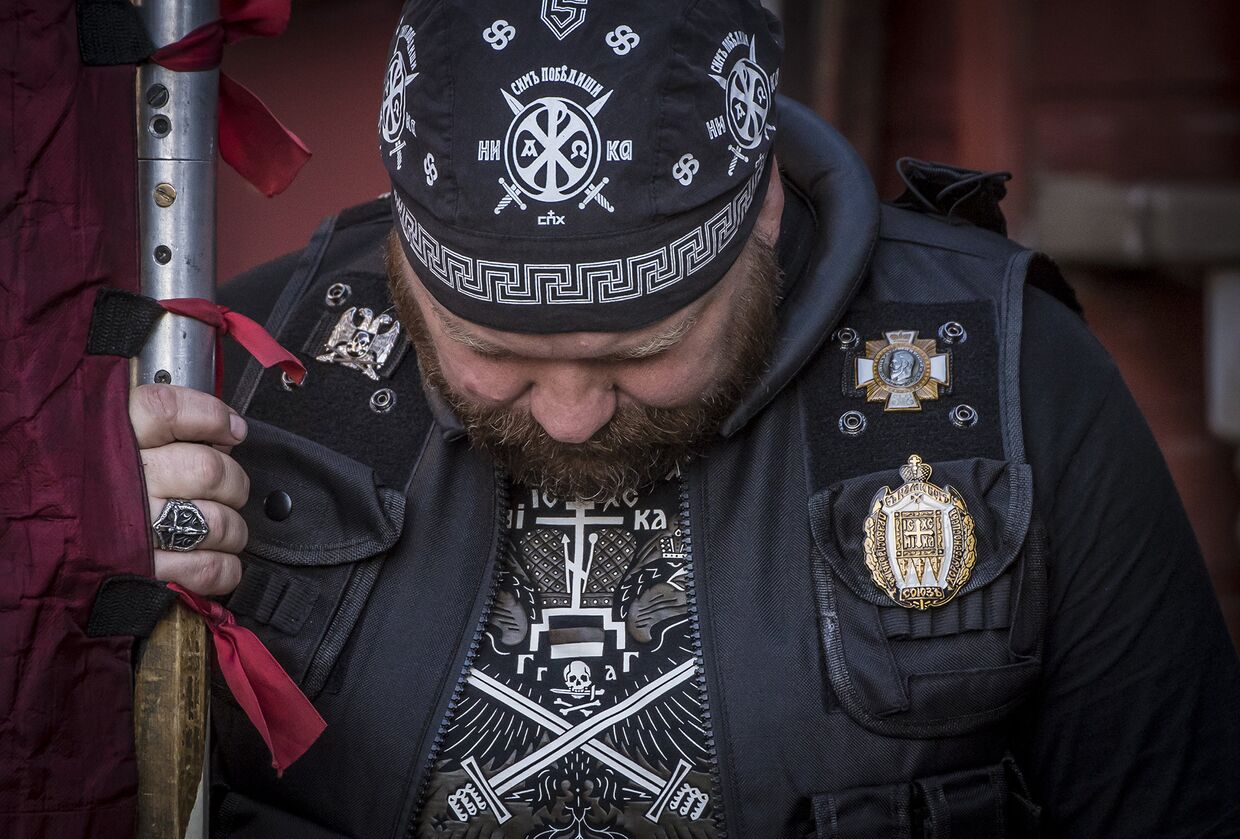 Член «Союза Православных Хоругвеносцев» во время демонстрации против фильма «Матильда»