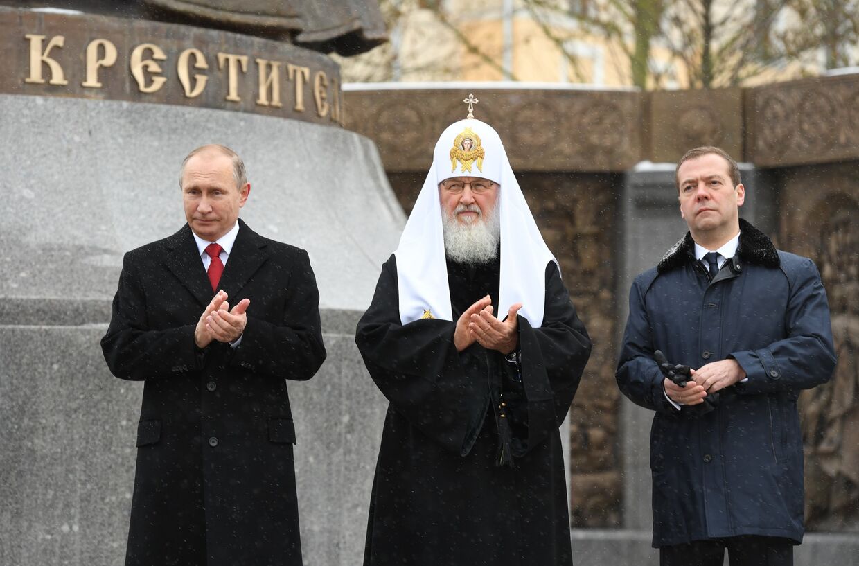 Владимир Путин, патриарх Кирилл и Дмитрий Медведев на церемонии открытия памятника князю Владимиру