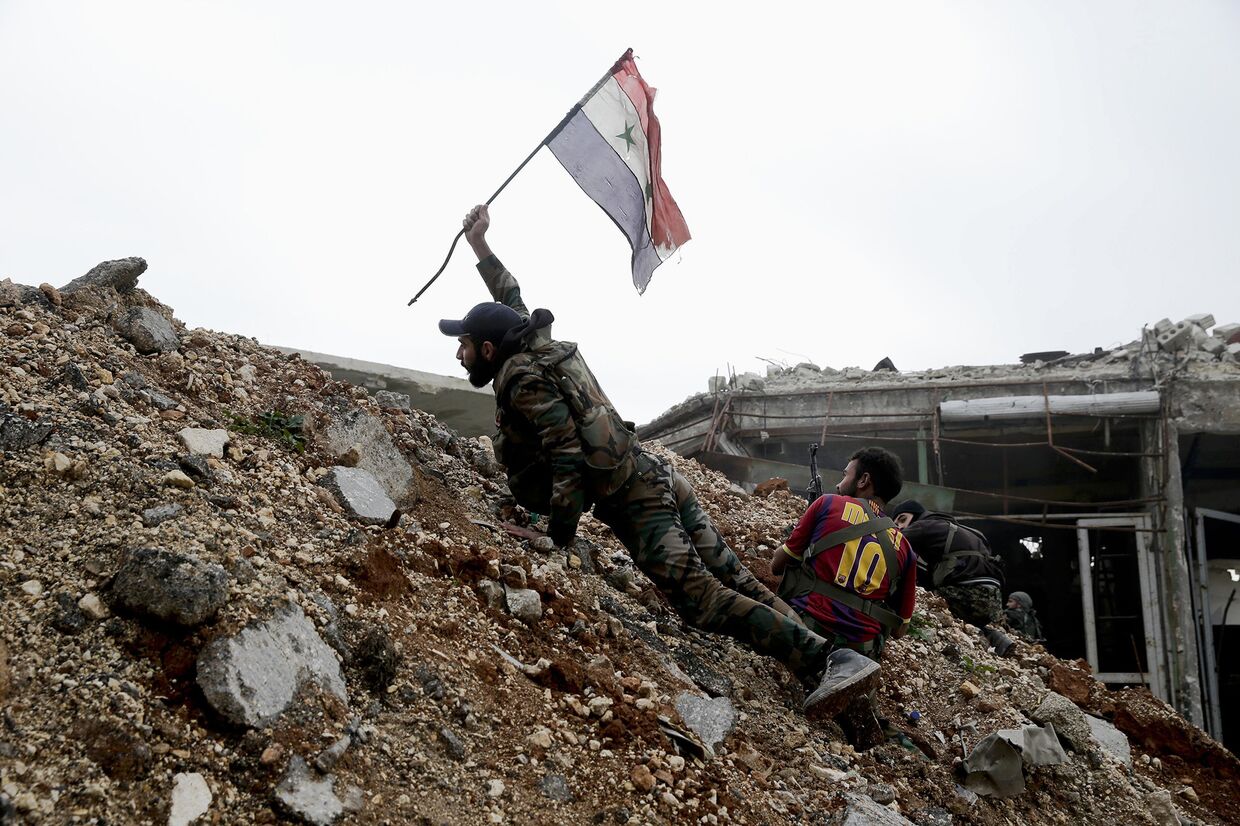 Сирийский солдат во время боя с боевиками к востоку от Алеппо