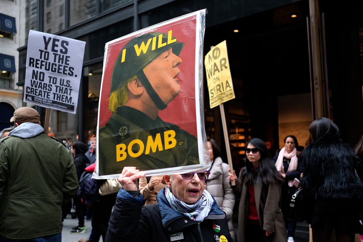 Акция протеста против президента США Дональда Трампа перед Трамп Тауэр в Нью-Йорке