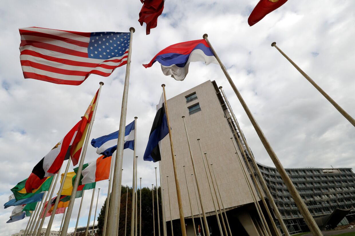 Американский флаг развевается перед штаб-квартирой Организации Объединенных Наций в Париже