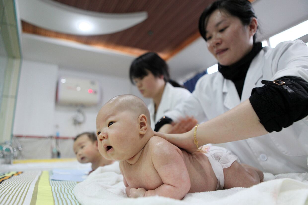 Детский массаж в центре по уходу за детьми в китайском городе Юнцюань