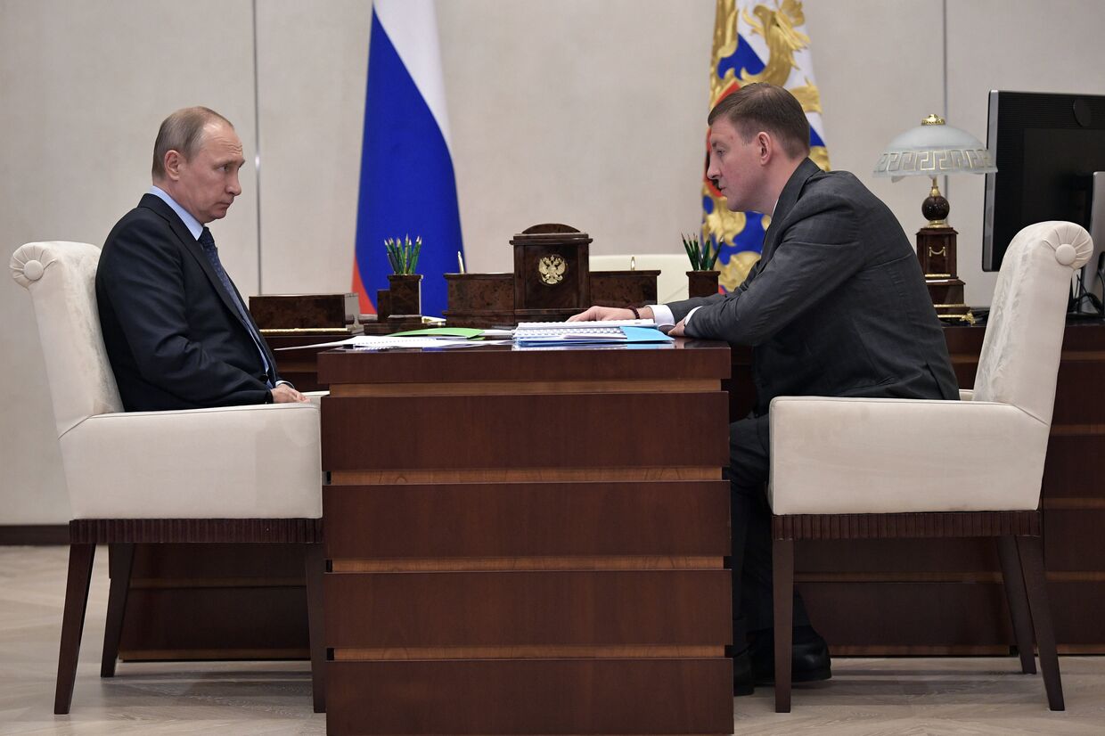 Владимир Путин и губернатор Псковской области Андрей Турчак во время встречи. 14 августа 2017