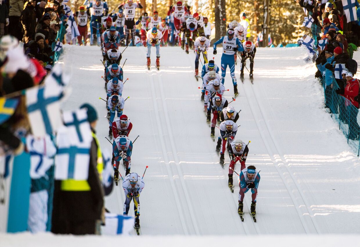 Спортсмены на дистанции мужского скиатлона во время чемпионата мира по лыжным видам спорта Lahti2017 в финском Лахти