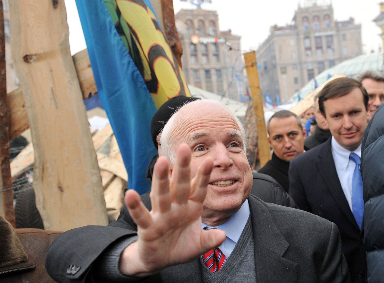Сенатор США Джон Маккейн на площаде Независимости в Киеве во время митинга оппозиции