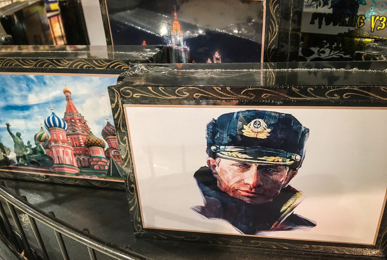 Сувенирная продукция в одном из магазинов Москвы